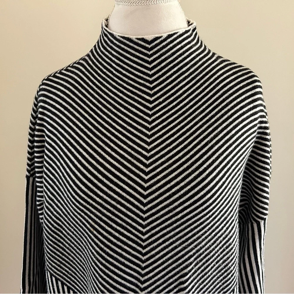 Pretty Black/White Sweater - Picture 2 of 6